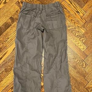 BARELY WORN low rise cargos